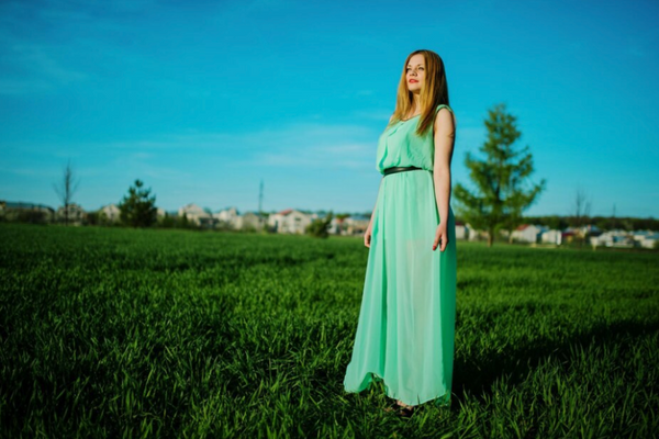 Quelles couleurs associer avec une robe vert d'eau ?